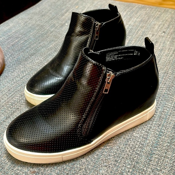 Women’s wedge boot shoe ! Black size 7w good condition! - Picture 2 of 3